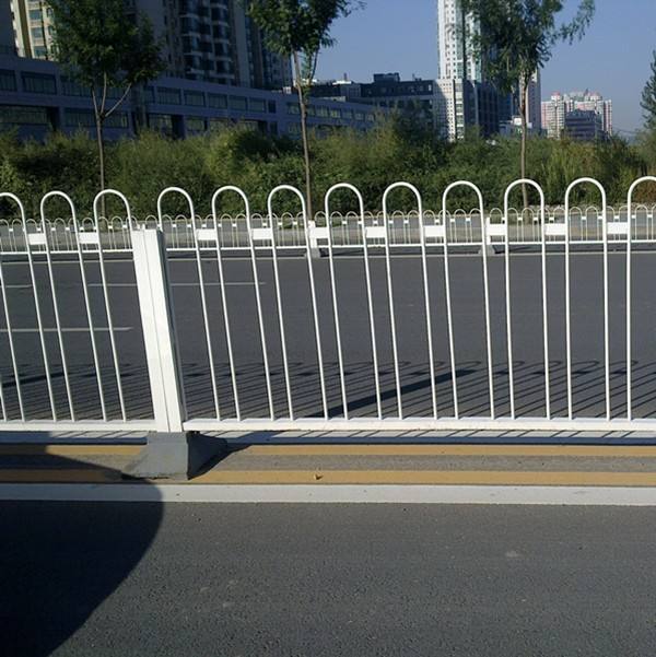 市政路路护栏的利用