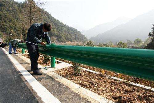 影响公路波形护栏板不变性的成分有哪些？