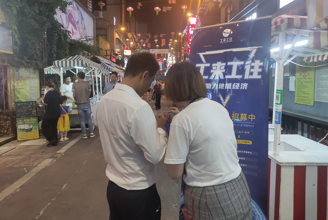 地摊热浪后，幼摊贩该何去何从？
