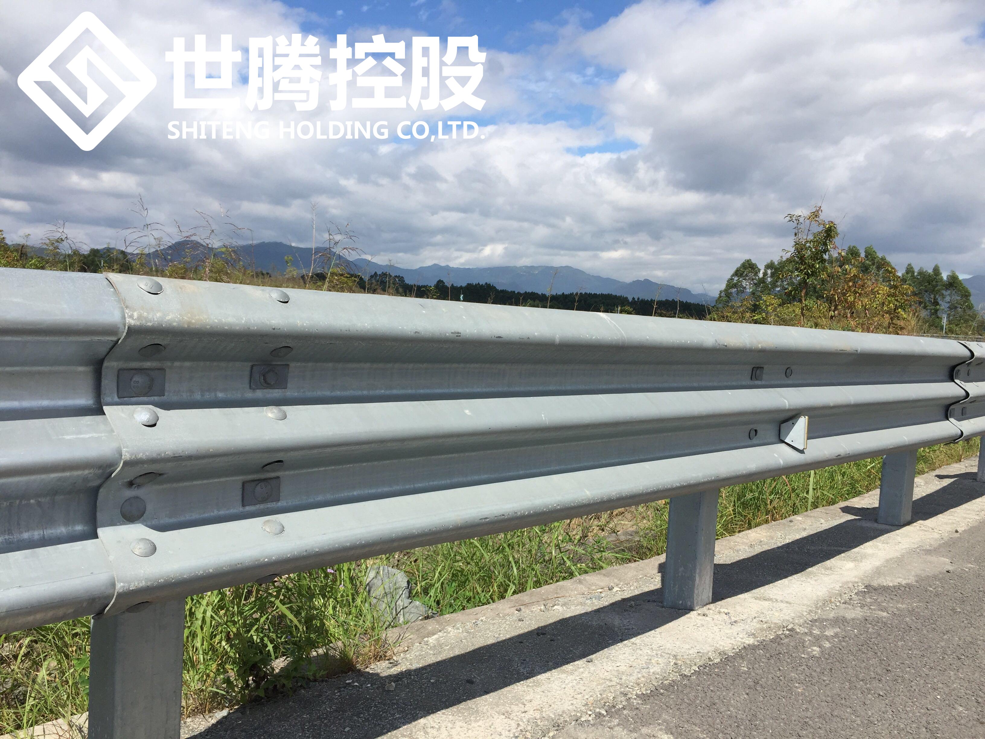 应该若何进行规范化设置路路护栏？